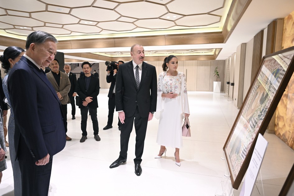 Prezident və ailə üzvləri Vyetnam rəsm sərgisində -FOTOLAR