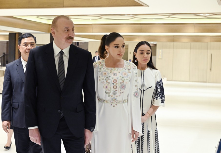 Prezident və ailə üzvləri Vyetnam rəsm sərgisində -FOTOLAR