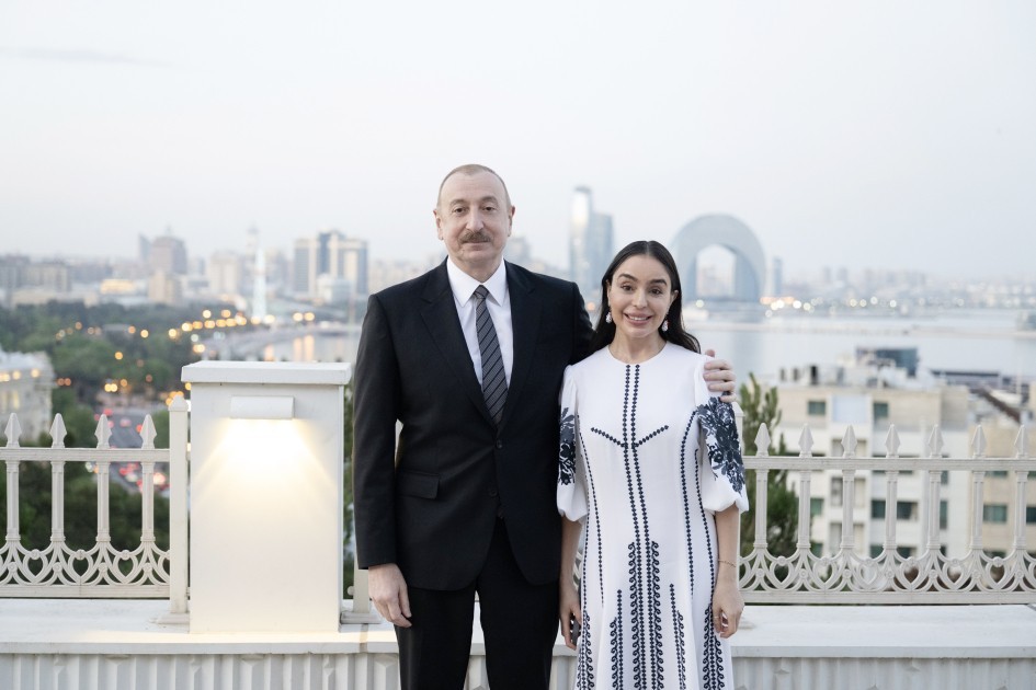 Prezident və ailə üzvləri Vyetnam rəsm sərgisində -FOTOLAR