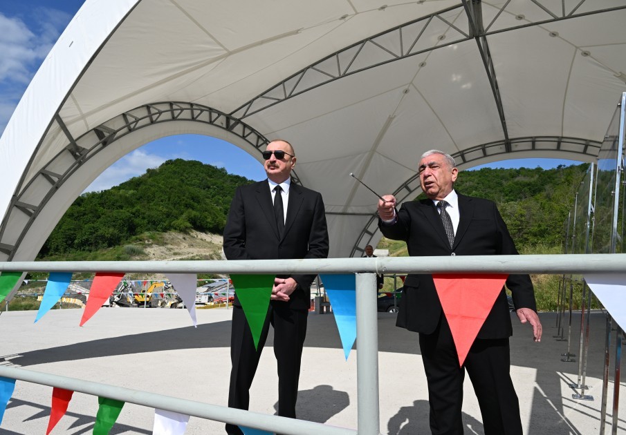 İlham Əliyev Muğanlı-İsmayıllı-Qəbələ yolundakı işlərlə tanış oldu -FOTOLAR