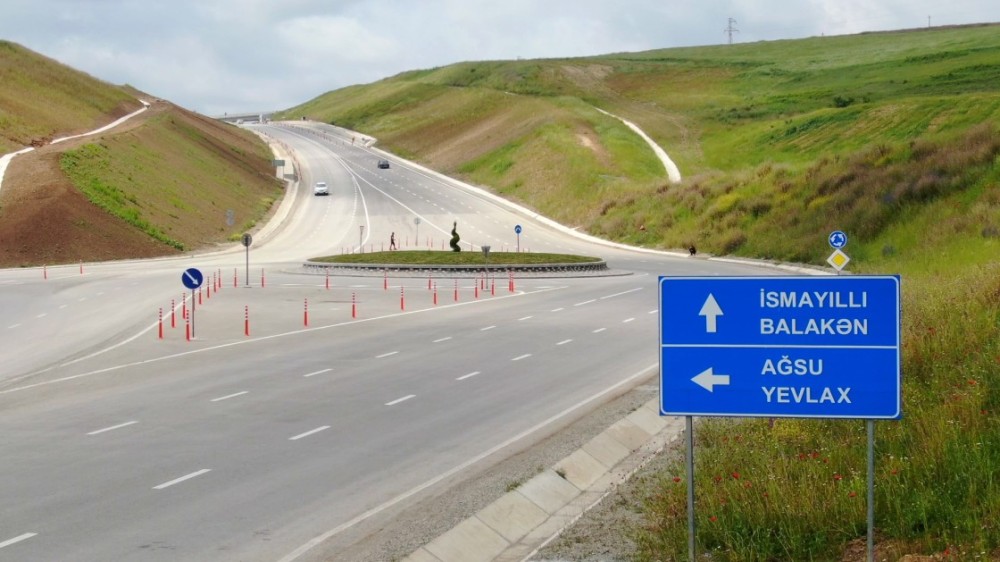 İlham Əliyev Muğanlı-İsmayıllı-Qəbələ yolundakı işlərlə tanış oldu -FOTOLAR