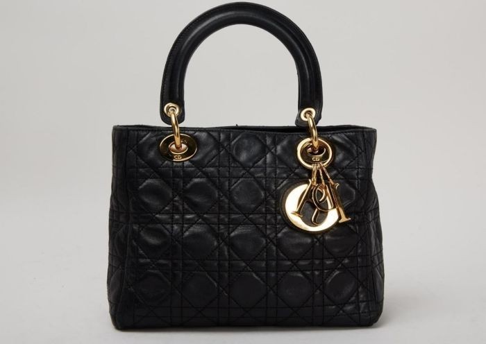 Şahzadənin ikonik çantası bu qiymətə hərraca çıxarıldı- FOTOLAR