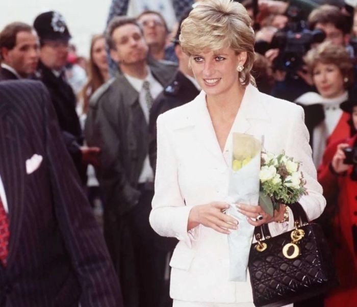 Şahzadənin ikonik çantası bu qiymətə hərraca çıxarıldı- FOTOLAR