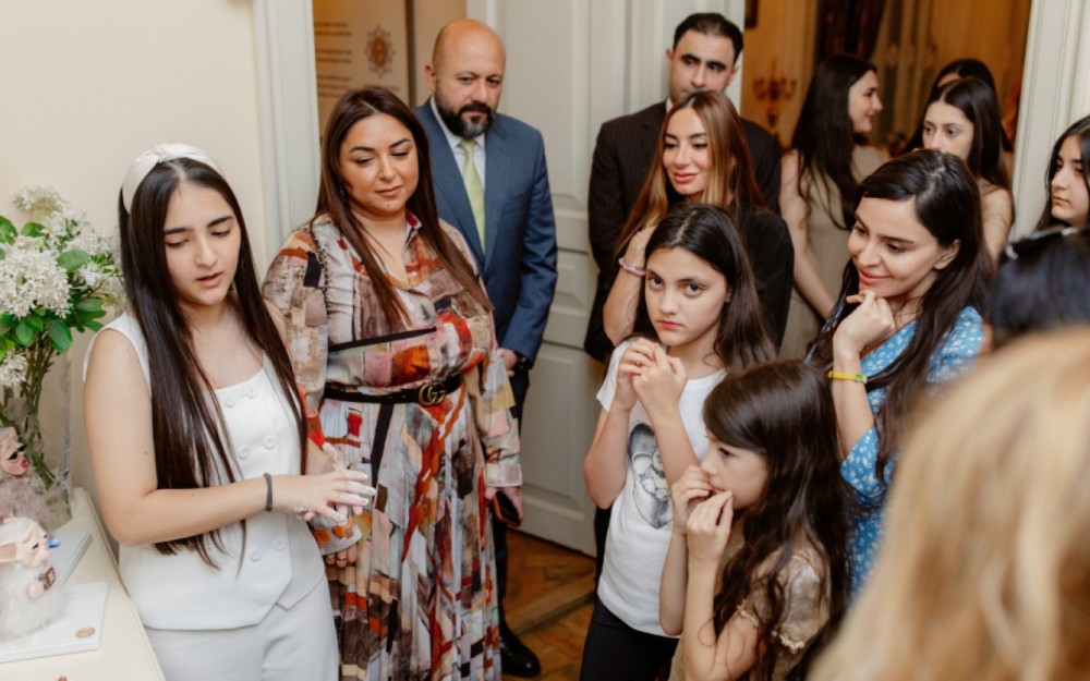 Leyla və Arzu Əliyevalar “Zeynəbin sehrli dünyası” adlı sərginin açılışında - FOTOLAR