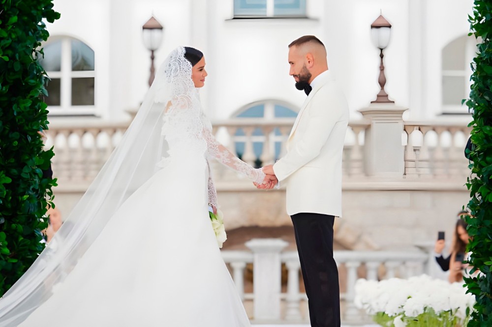 Məşhur teleaparıcı təmtəraqlı toyuna 5,5 milyon  xərcləyib