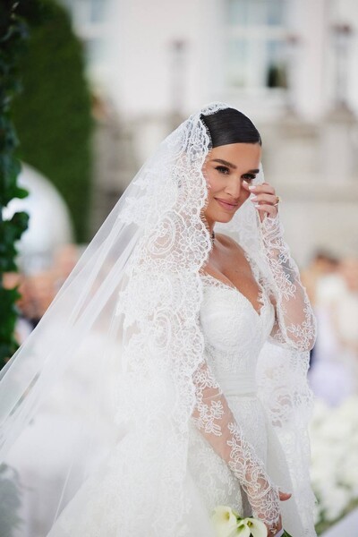 Məşhur teleaparıcı təmtəraqlı toyuna 5,5 milyon  xərcləyib