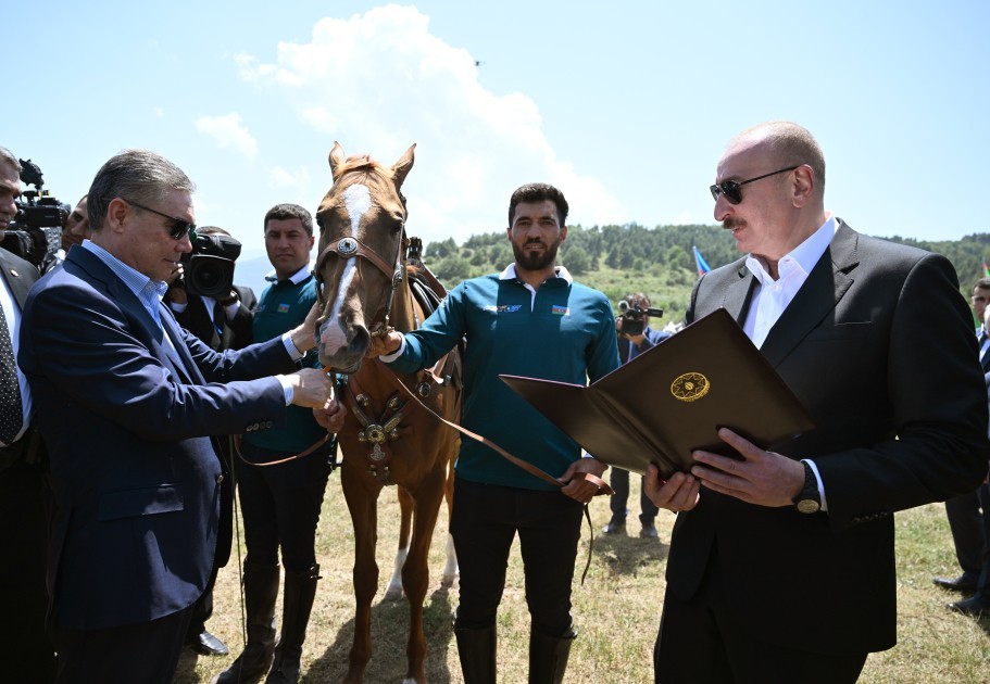 Prezident Berdiməhəmmədova Qarabağ atı hədiyyə etdi -FOTOLAR
