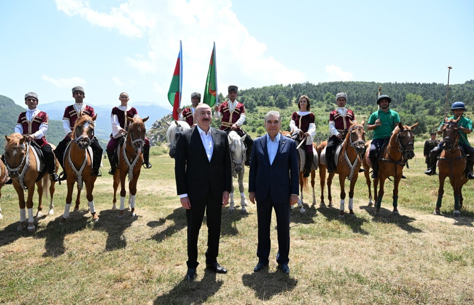 Prezident Berdiməhəmmədova Qarabağ atı hədiyyə etdi -FOTOLAR