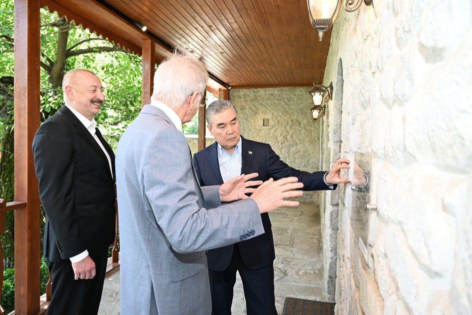 Liderlər Bülbülün ev-muzeyində -FOTOLAR