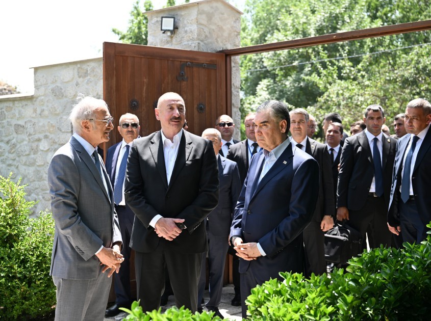 Liderlər Bülbülün ev-muzeyində -FOTOLAR