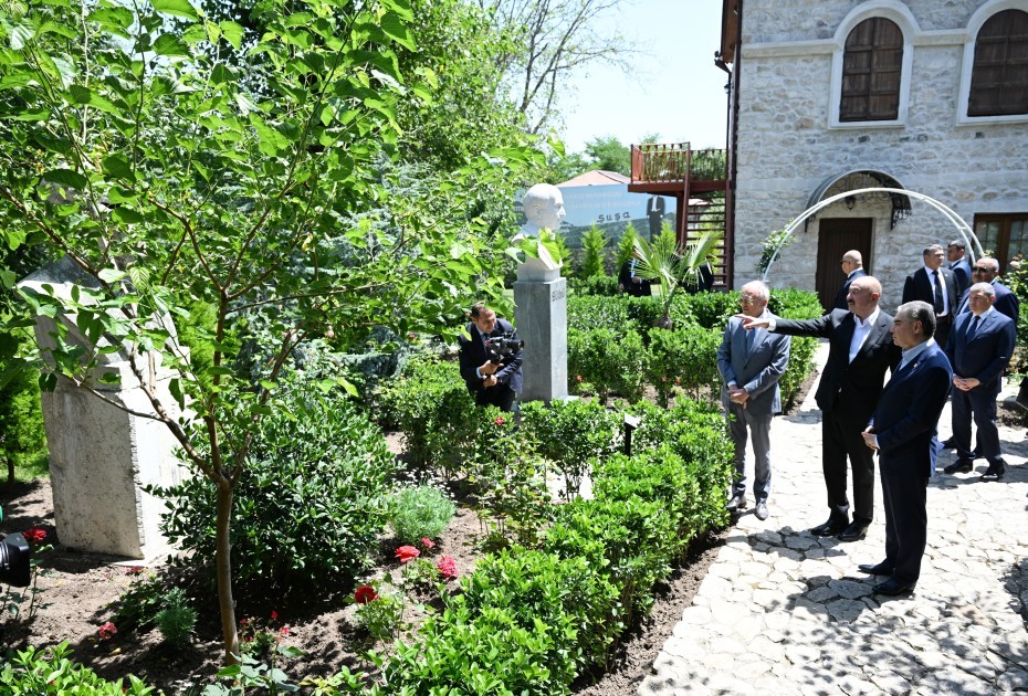 Liderlər Bülbülün ev-muzeyində -FOTOLAR