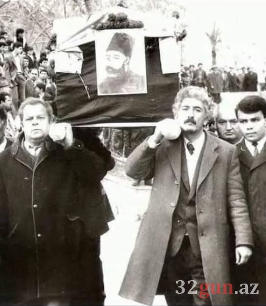 Tarixə ehtiram: Gəncə sakinləri Cavad Xanın nəşini çiyinlərində daşıyaraq yenidən dəfn ediblər