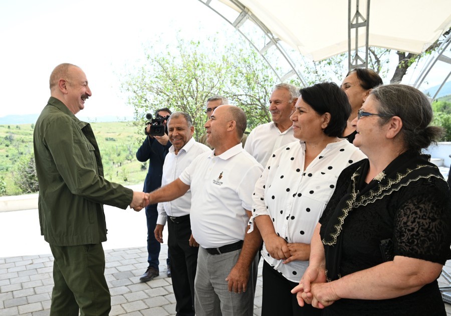 Prezident Xocalının Xanyurdu kəndinə köçən bir qrup sakinlə görüşdü -FOTOLAR (YENİLƏNİB)