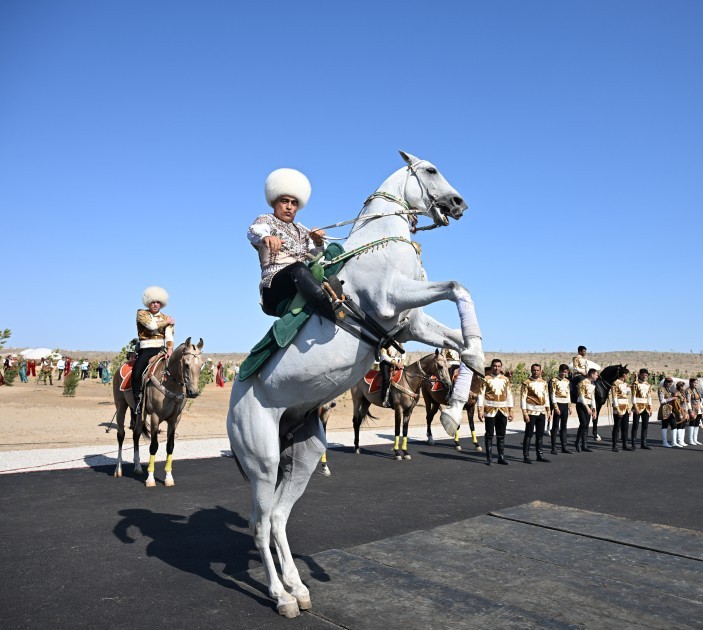 İlham Əliyevə “Axaltəkə” atı hədiyyə edildi- VİDEO+FOTOLAR