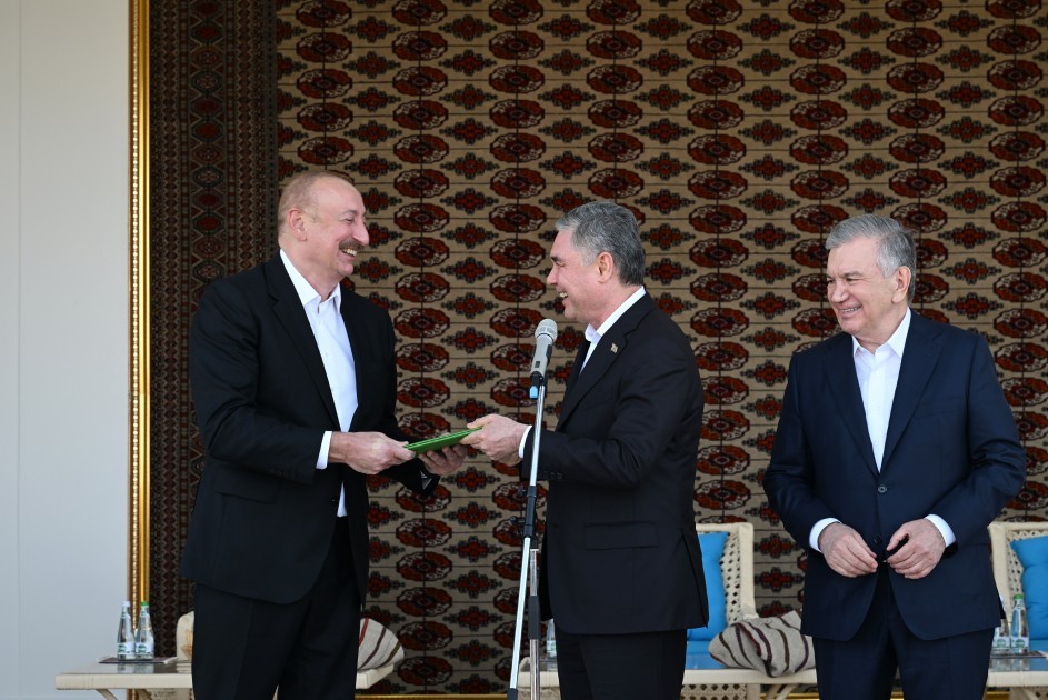 İlham Əliyevə “Axaltəkə” atı hədiyyə edildi- VİDEO+FOTOLAR