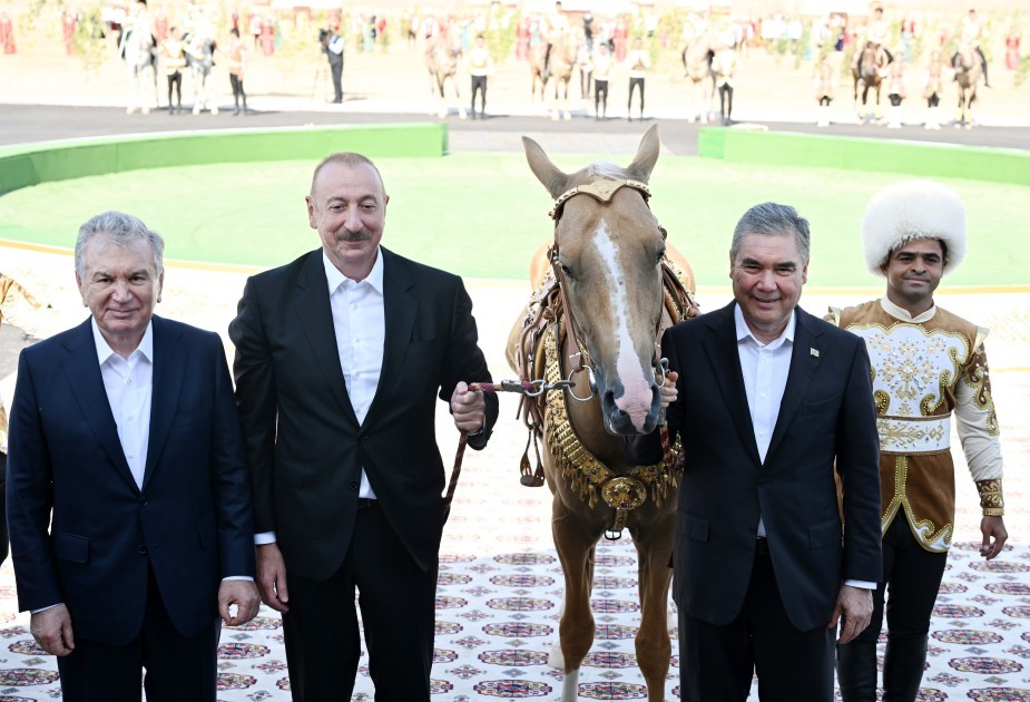 İlham Əliyevə “Axaltəkə” atı hədiyyə edildi- VİDEO+FOTOLAR