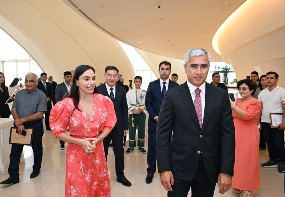 Leyla və Arzu Əliyeva tələbələrə sertifikatlarını təqdim etdilər -FOTOLAR