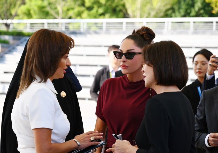 Mehriban Əliyeva və Anna Akopyan birgə foto çəkdiriblər