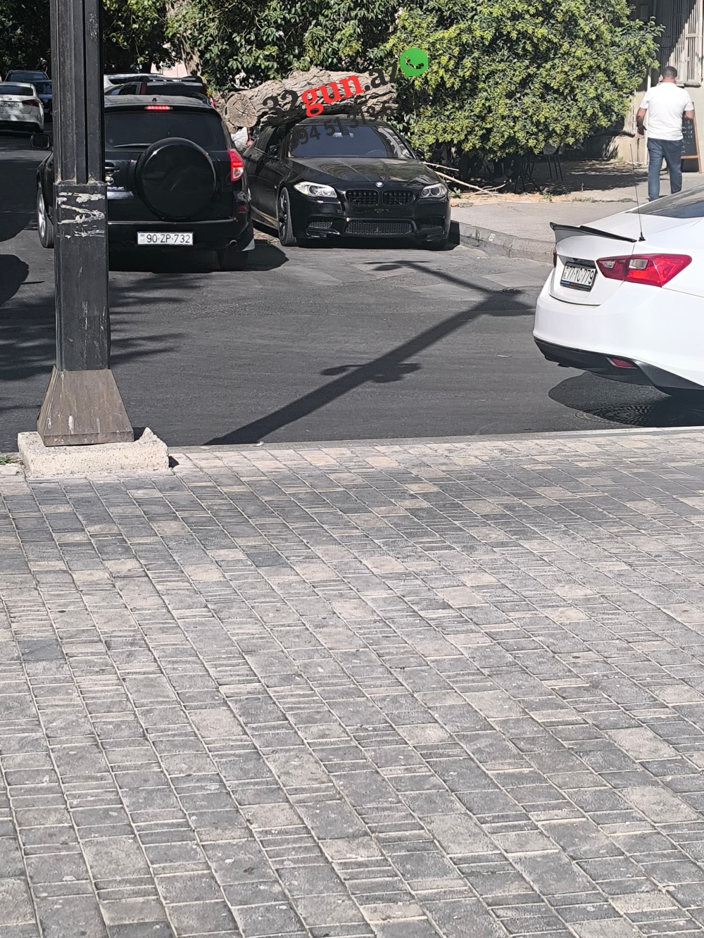 Park edilmiş avtomobilin kabusu: Bakıda ağac BMW-nin üzərinə düşdü