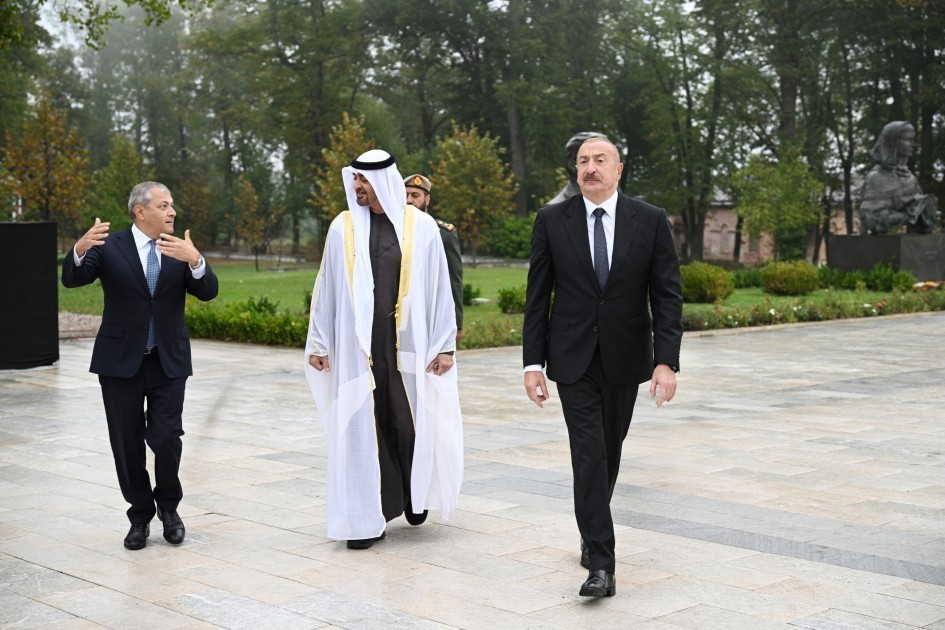 Prezidentlər güllələnmiş heykəllərə baxıblar+ FOTOLAR