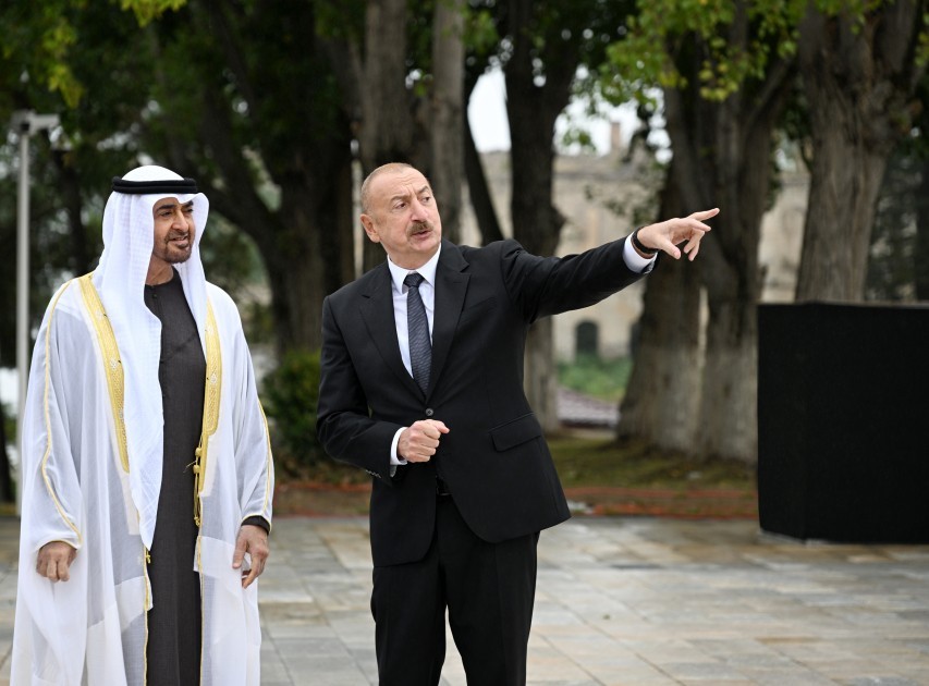 Prezidentlər güllələnmiş heykəllərə baxıblar+ FOTOLAR