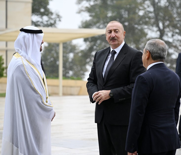 Prezidentlər güllələnmiş heykəllərə baxıblar+ FOTOLAR