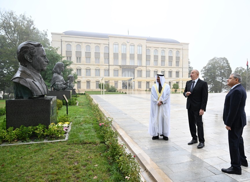 Prezidentlər güllələnmiş heykəllərə baxıblar+ FOTOLAR