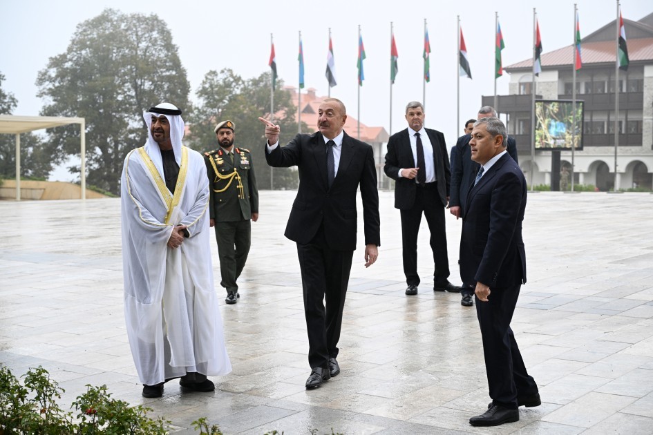 Prezidentlər güllələnmiş heykəllərə baxıblar+ FOTOLAR