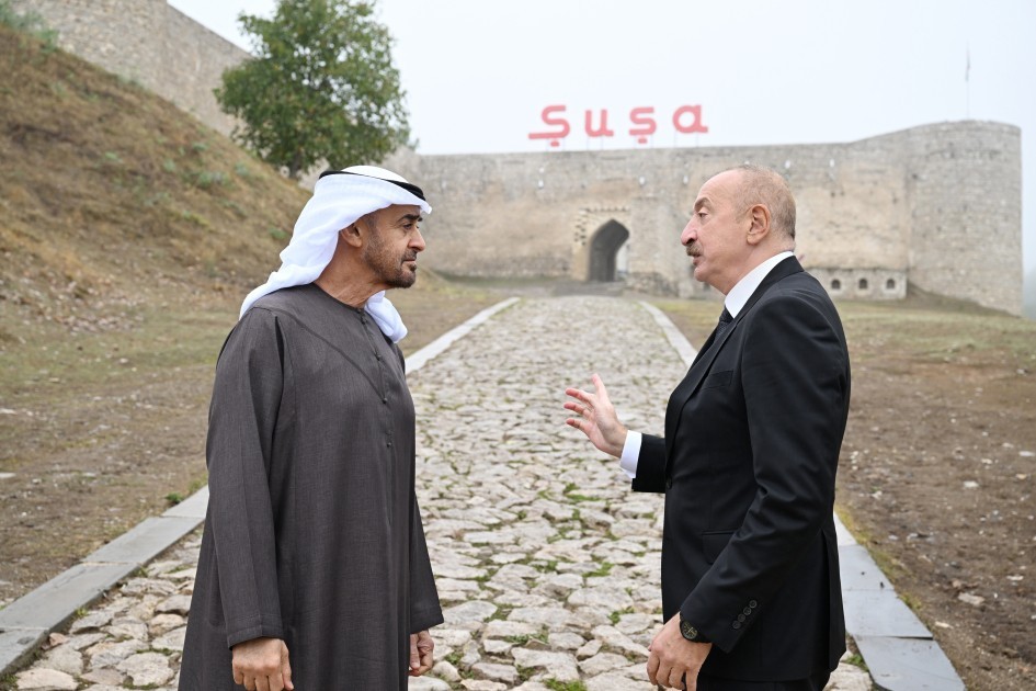 Şuşa qalasının önündə şəkil çəkdirdilər +FOTOLAR