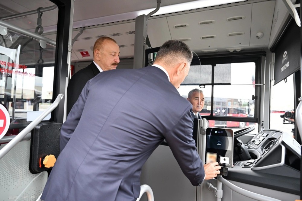 İlham Əliyev "BakuBus"un Gəncə Avtoparkının açılışında /FOTOLAR