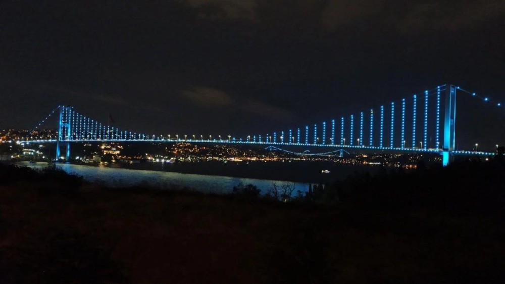 İstanbulun tarixi məkanları TDT bayrağının rəngi ilə işıqlandırıldı -FOTOLAR