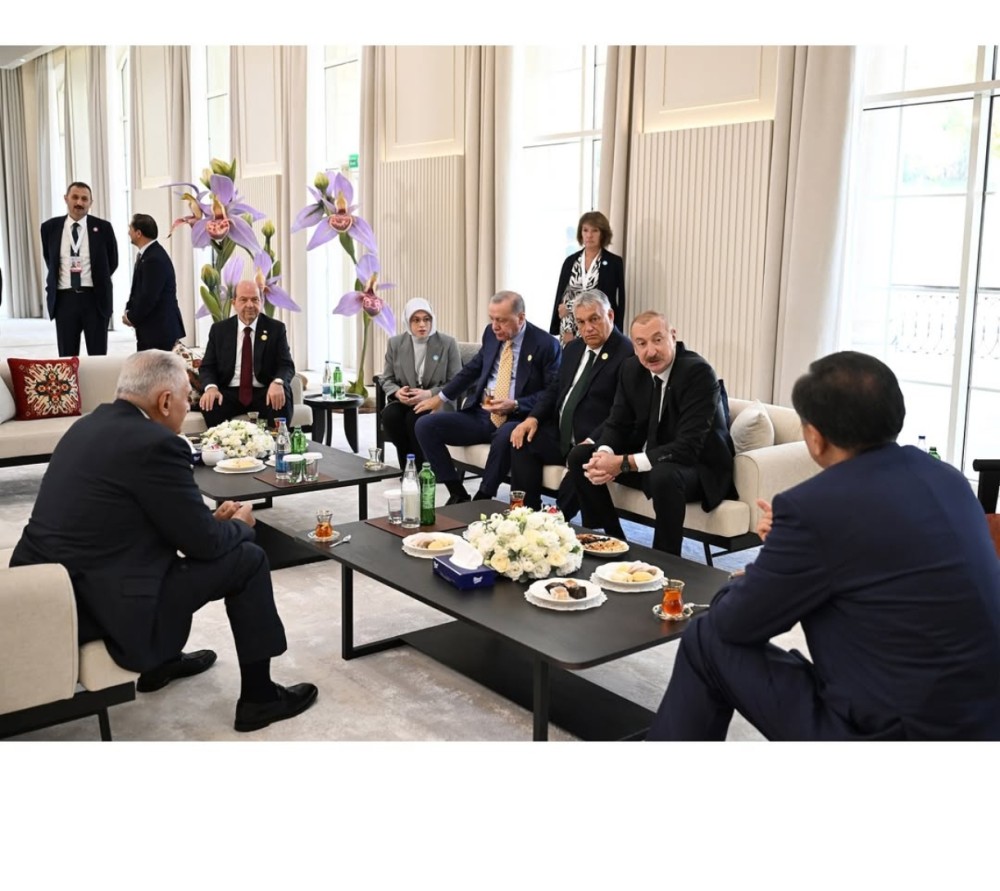 Liderlər çay süfrəsi arxasında