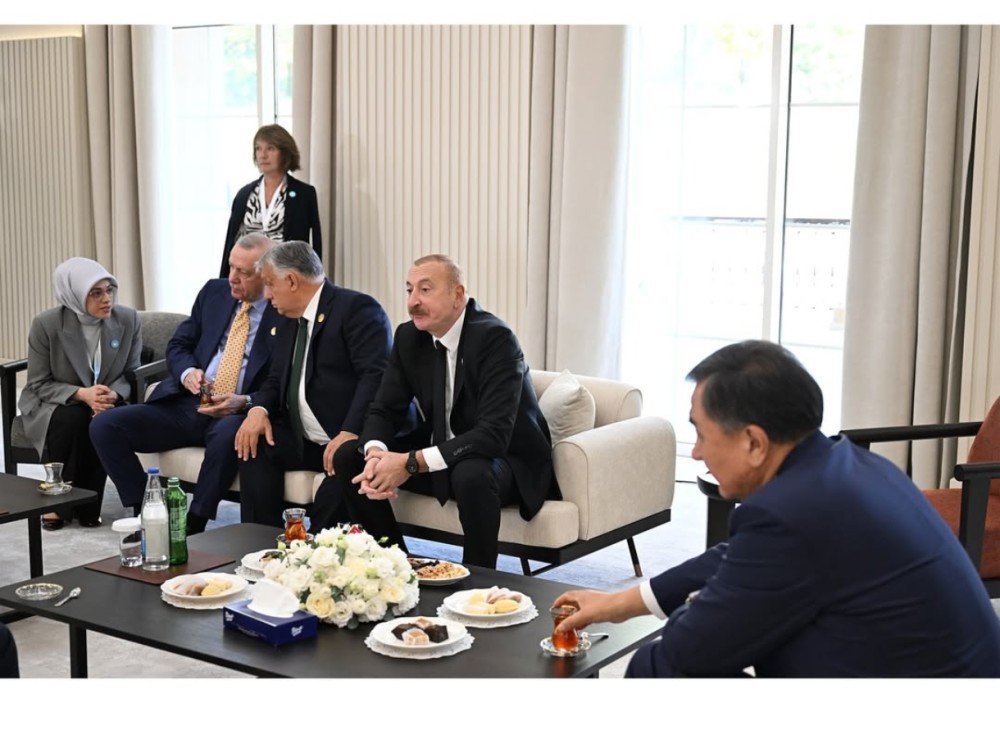 Liderlər çay süfrəsi arxasında