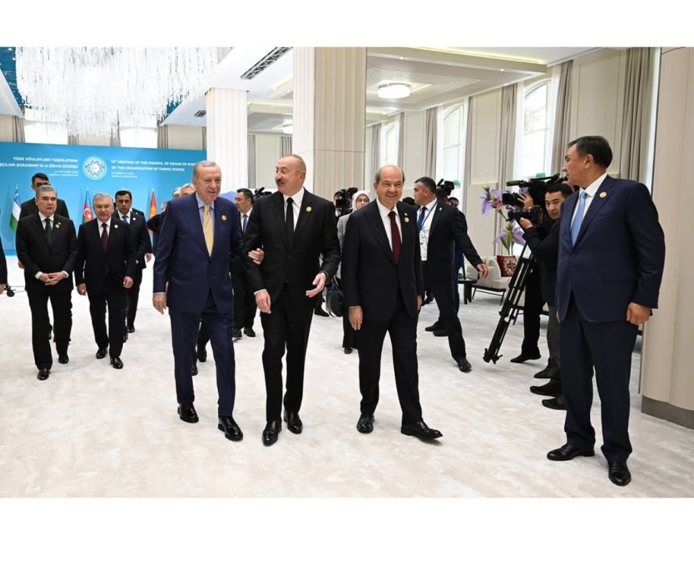 Liderlər çay süfrəsi arxasında