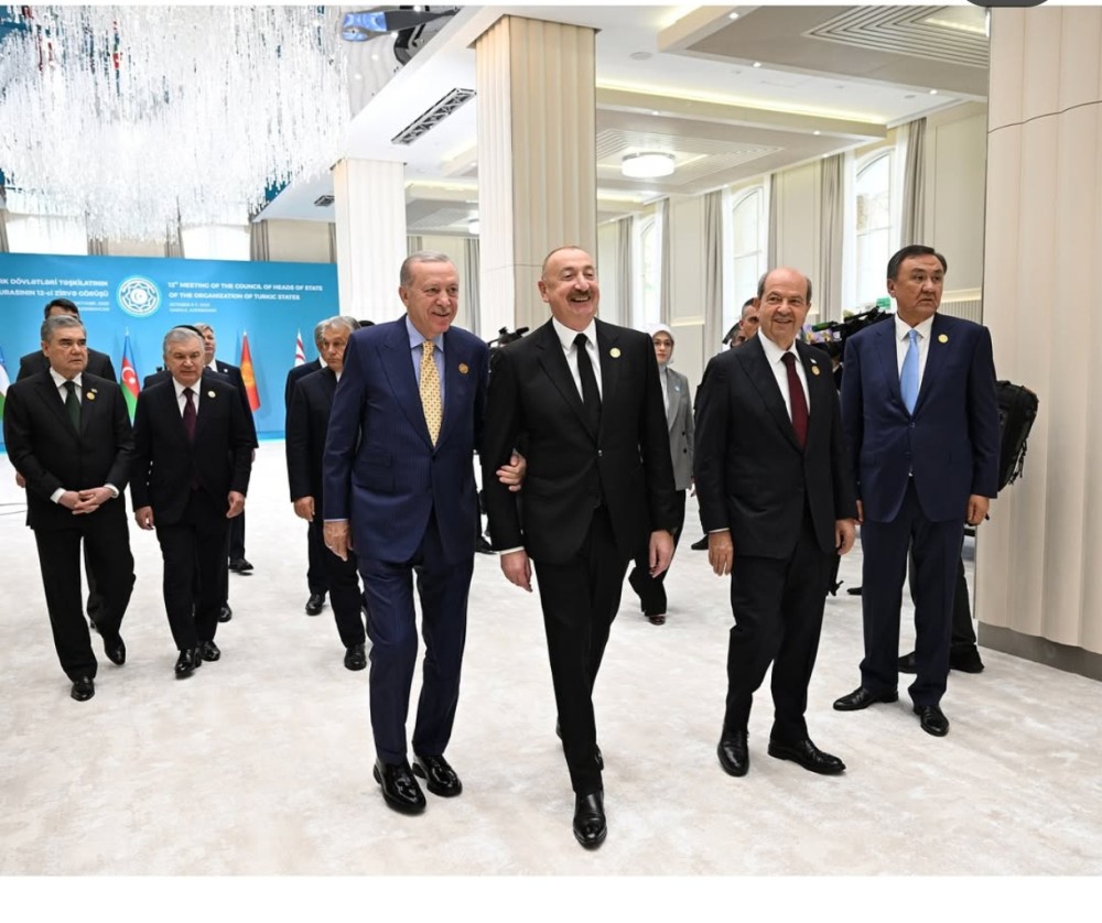 Liderlər çay süfrəsi arxasında