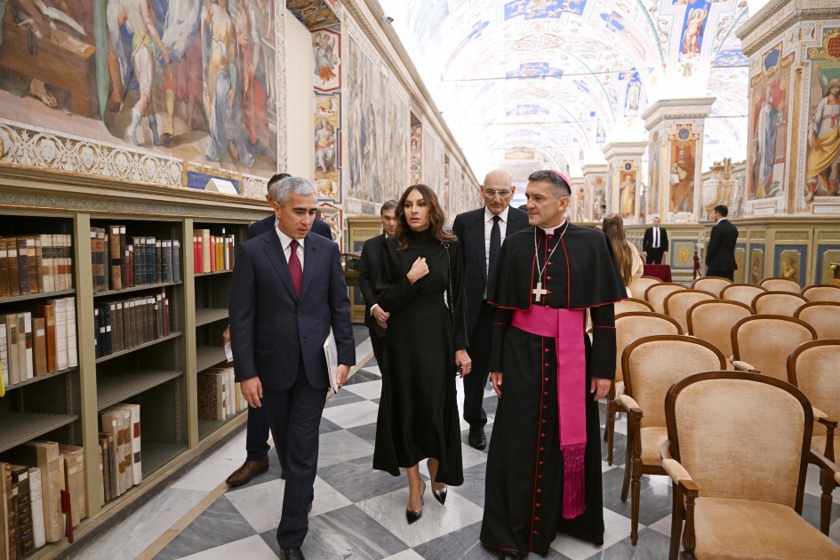 Birinci xanım Vatikan Apostol Kitabxanasını ziyarət etdi -FOTOLAR