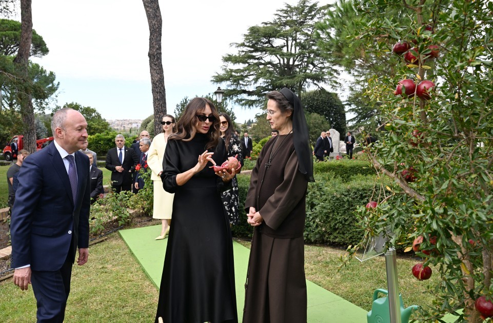Mehriban Əliyeva qızları və gəlini ilə birlikdə ağacəkmə mərasimində -FOTOLAR