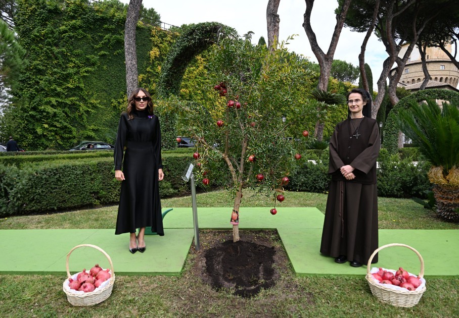 Mehriban Əliyeva qızları və gəlini ilə birlikdə ağacəkmə mərasimində -FOTOLAR