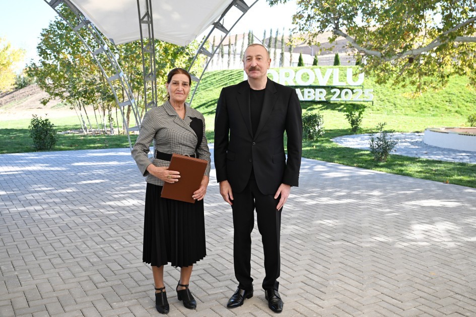 İlham Əliyev Horovlu sakinlərinə mənzillərinaçarlarını təqdim etdi - FOTOLAR