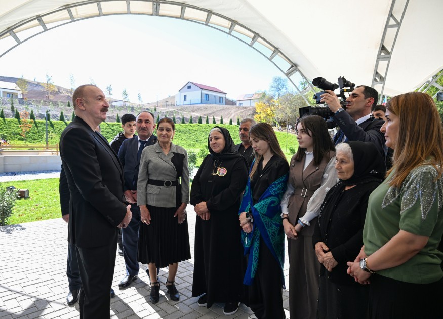 İlham Əliyev Horovlu sakinlərinə mənzillərinaçarlarını təqdim etdi - FOTOLAR