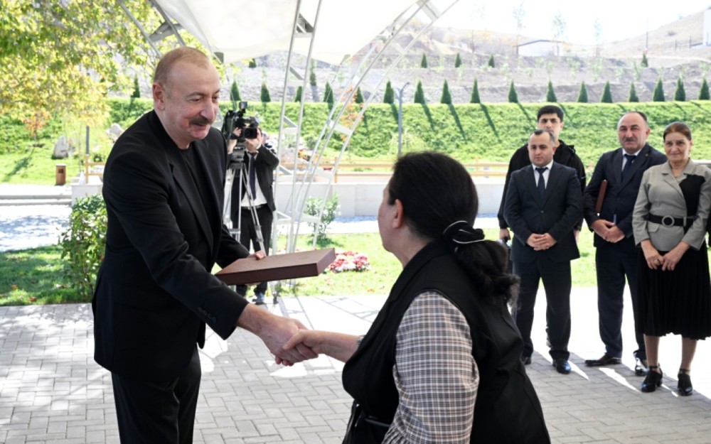 İlham Əliyev Horovlu sakinlərinə mənzillərinaçarlarını təqdim etdi - FOTOLAR