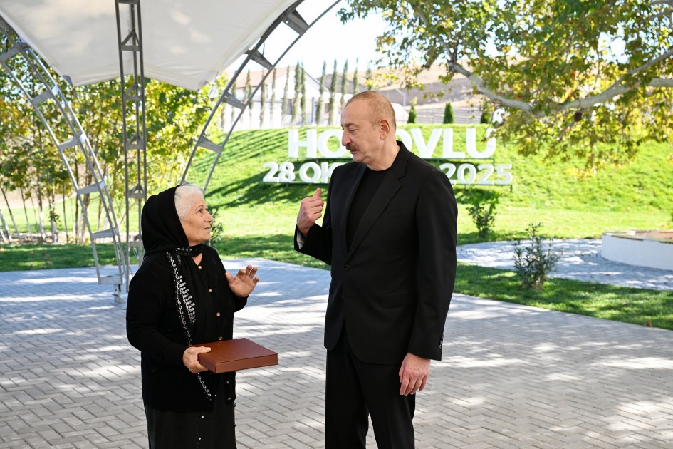 İlham Əliyev Horovlu sakinlərinə mənzillərinaçarlarını təqdim etdi - FOTOLAR