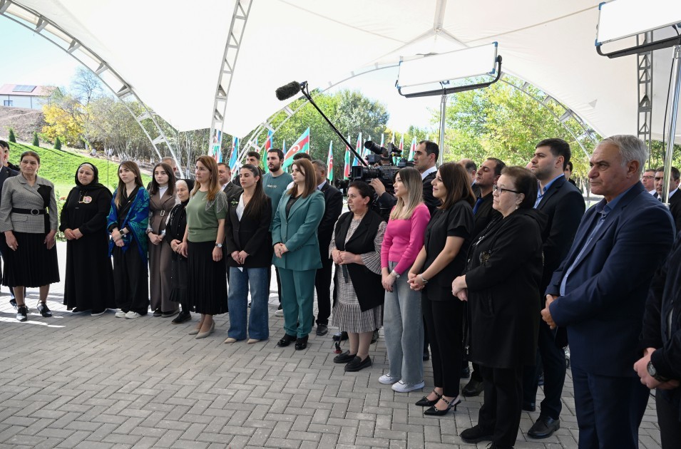 İlham Əliyev Horovlu sakinlərinə mənzillərinaçarlarını təqdim etdi - FOTOLAR