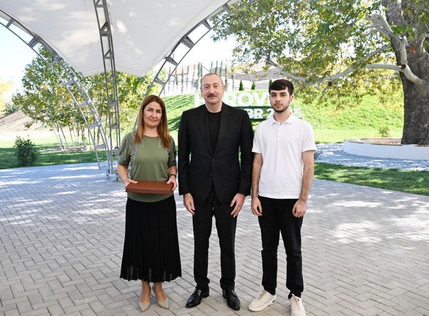 İlham Əliyev Horovlu sakinlərinə mənzillərinaçarlarını təqdim etdi - FOTOLAR