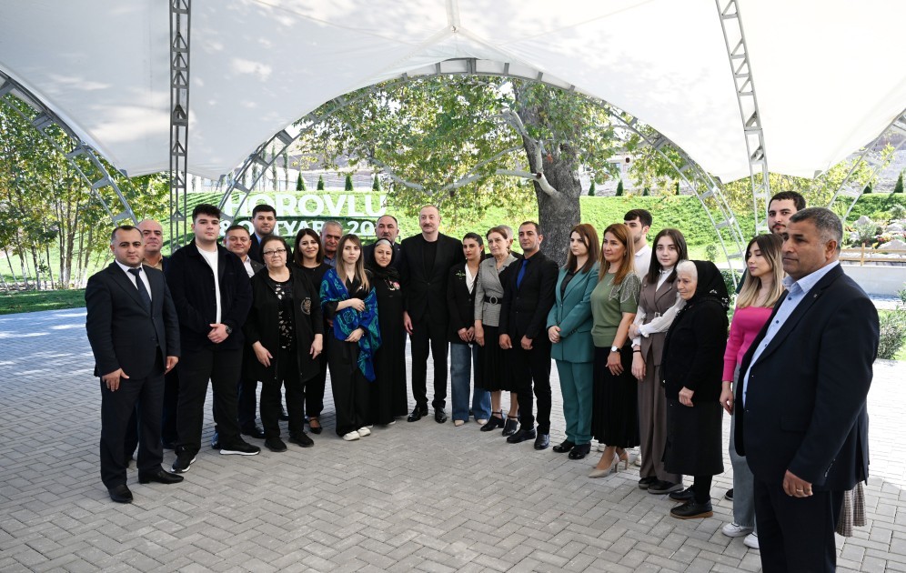 İlham Əliyev Horovlu sakinlərinə mənzillərinaçarlarını təqdim etdi - FOTOLAR