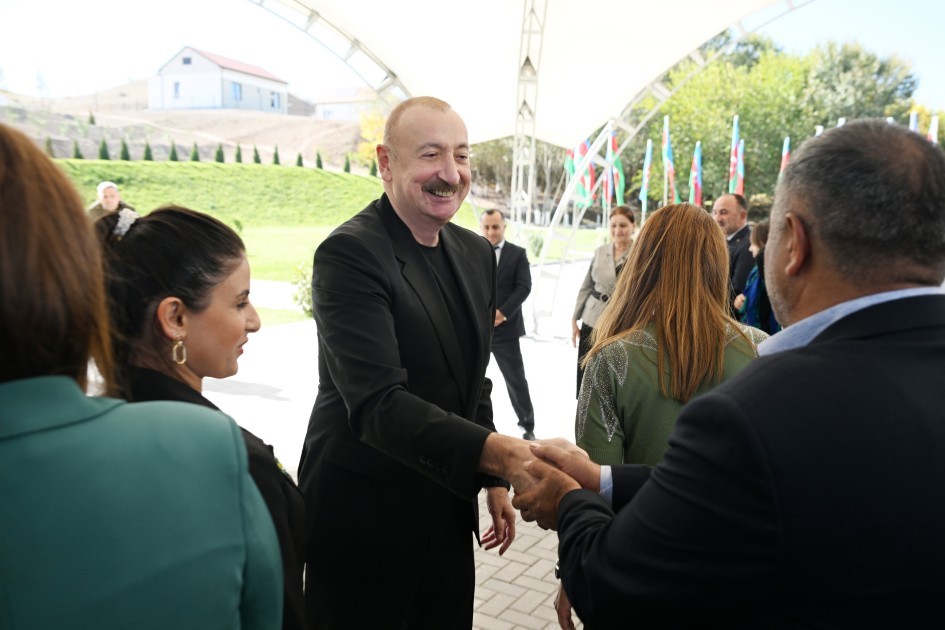 İlham Əliyev Horovlu sakinlərinə mənzillərinaçarlarını təqdim etdi - FOTOLAR