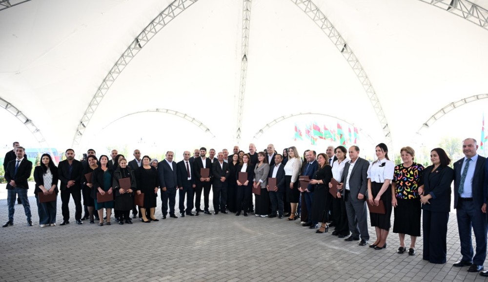 Prezident sakinlərə mənzillərin açarlarını təqdim etdi - FOTOLAR