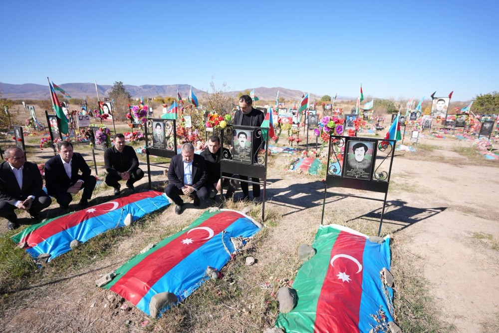 Türkiyəli partiya sədri Ağdam Şəhidlər Xiyabınını ziyarət etdi-FOTOLAR