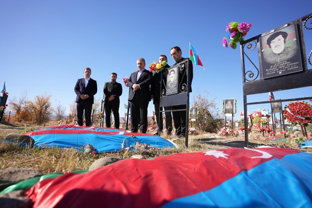 Türkiyəli partiya sədri Ağdam Şəhidlər Xiyabınını ziyarət etdi-FOTOLAR