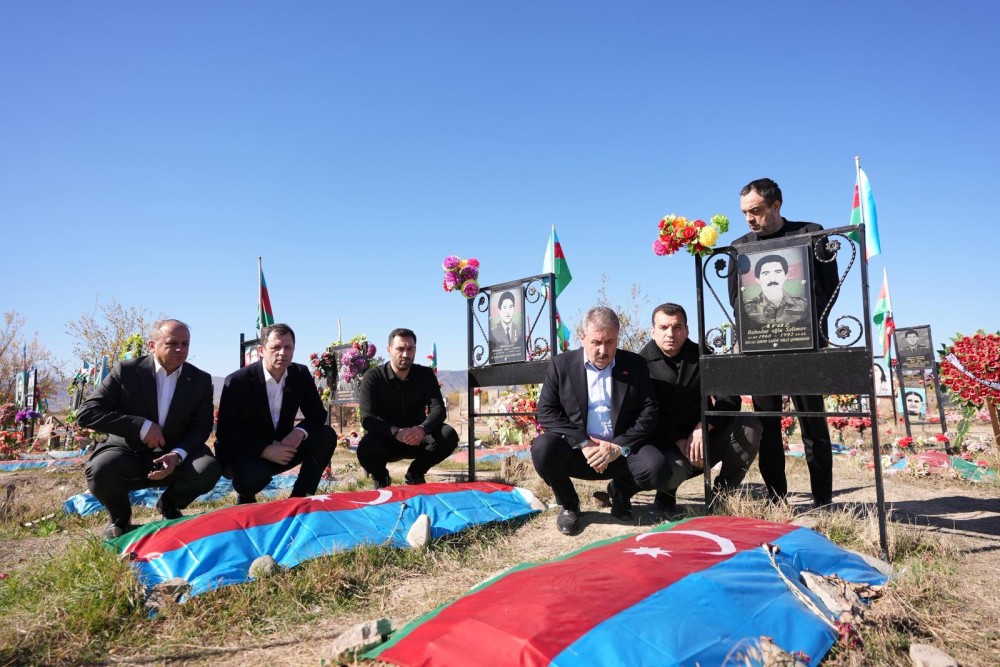 Türkiyəli partiya sədri Ağdam Şəhidlər Xiyabınını ziyarət etdi-FOTOLAR